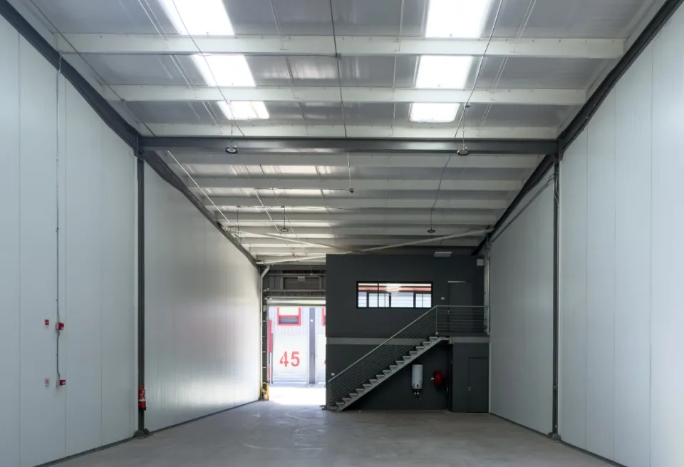 Interior de bodega con oficina en altillo