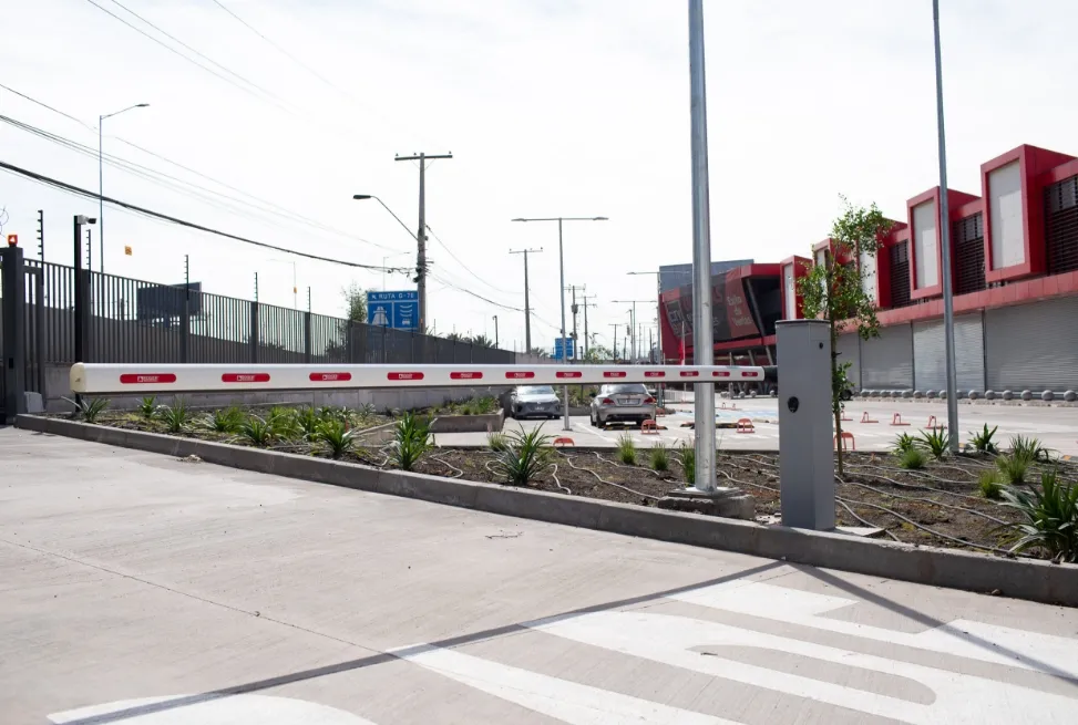 Barrera de control de acceso vehicular