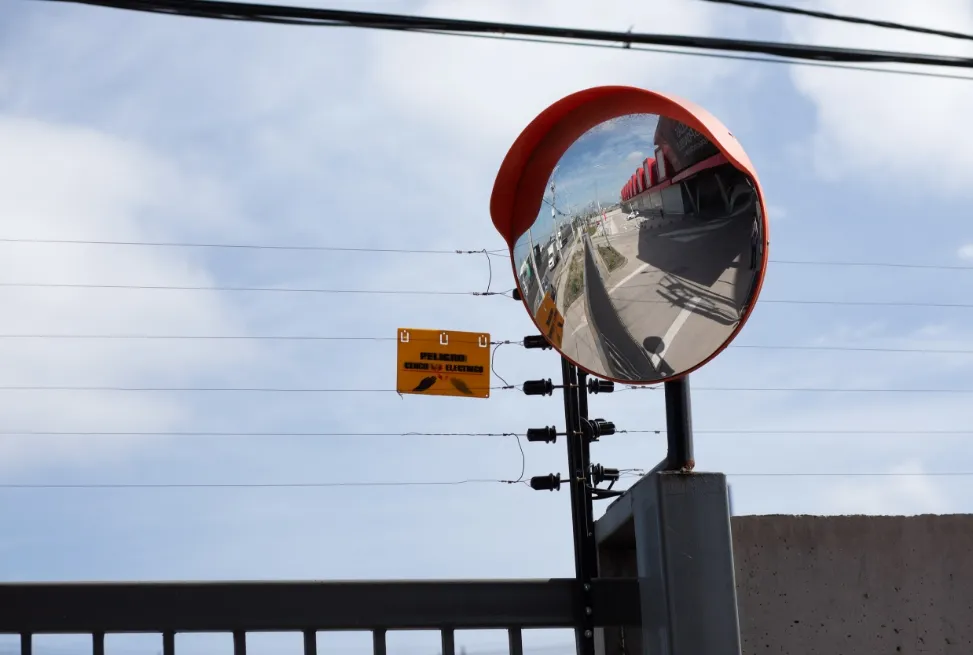 Cerco eléctrico perimetral y espejo de seguridad